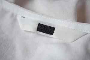etiqueta de ropa blanca y negra foto