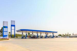 estación de combustible de gasolina con cielo azul foto