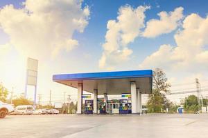 estación de combustible de gasolina con nubes y cielo azul foto