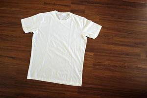 camiseta blanca sobre fondo de madera foto