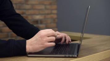 dichtbij omhoog van handen typen Aan laptop computer video