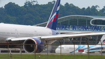 Phuket, Tailandia 27 de noviembre de 2017 - aeroflot boeing 777 vq bqb rodando antes de la salida del aeropuerto de phuket. video