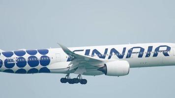 phuket, tailandia 27 de noviembre de 201 - airbus a350 finnair oh lwl acercándose antes de aterrizar en el aeropuerto de phuket. video