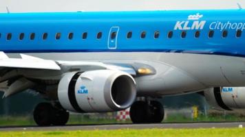 Ámsterdam, Países Bajos, 25 de julio de 2017 - klm cityhopper embraer 190 ph eze frenado después de aterrizar en la pista 18r polderbaan. Aeropuerto de Shiphol, Amsterdam, Holanda video