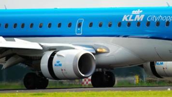 Amsterdam, die niederlande 25. juli 2017 - klm cityhopper embraer 190 ph eze bremsen nach der landung auf der landebahn 18r polderbaan. flughafen shiphol, amsterdam, holland video