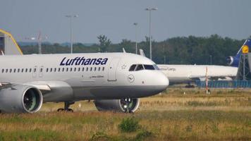 francoforte am principale, Germania luglio 19, 2017 - lufthansa airbus a320neo d aine girare per inizio prima partenza a pista di decollo 18. fraporto, francoforte, Germania video