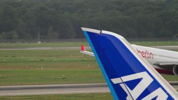 dusseldorf, Duitsland juli 21, 2017 - airberlin luchtbus 330 d abxd nemen uit en beklimmen. dusseldorf luchthaven video