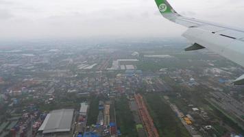 bangkok, tailandia, 11 de noviembre de 2017 - avión airbus a320 neo acercándose durante la lluvia en el aeropuerto de suvarnabhumi, bangkok, tailandia video