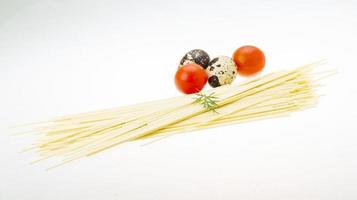 fideos de huevo sobre fondo blanco foto