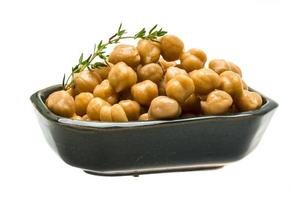 garbanzos en un recipiente sobre fondo blanco foto