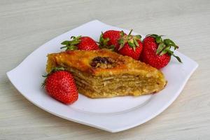 baklava en el plato y fondo de madera foto