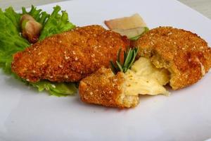 queso frito en el plato y fondo de madera foto