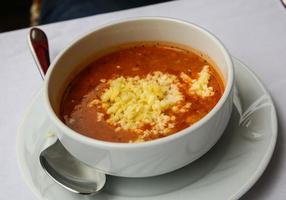 Sopa de tomate sobre fondo blanco. foto
