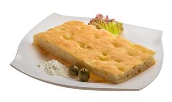 pan de oliva en el plato y fondo blanco foto