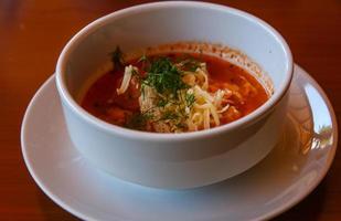 sopa de tomate en el bol foto