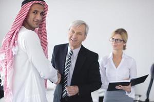 hombre de negocios árabe en la reunión foto