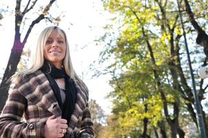 rubia linda mujer joven sonriendo al aire libre foto