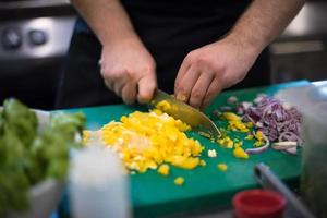 chef manos cortando verduras frescas y deliciosas foto