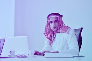 hombre de negocios árabe en una oficina brillante foto