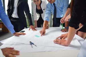 empresarios e ingenieros en reunión foto