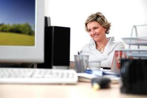 mujer de negocios en oficina foto