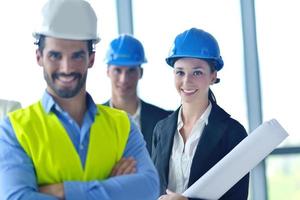 empresarios e ingenieros de construcción en reunión foto