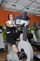 mujer joven haciendo ejercicio en el gimnasio foto