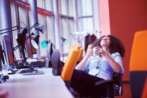 joven mujer de negocios en la oficina foto