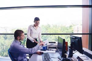 empresarios en una reunión en la oficina foto