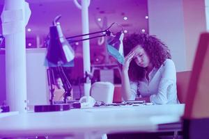 joven mujer de negocios en la oficina foto