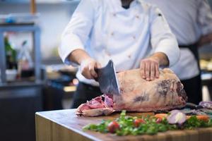 chef cortando un gran trozo de carne foto