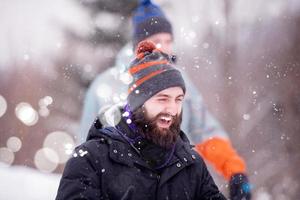 retrato de un joven en un hermoso paisaje invernal foto