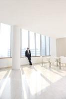 joven hombre de negocios solo en la sala de conferencias foto