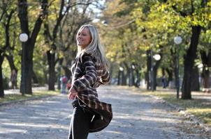 linda mujer joven sonriendo foto