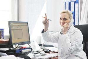 trabajador de farmacia hablando por teléfono foto