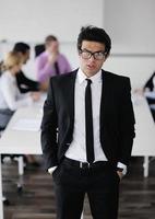 joven hombre de negocios en reunión foto