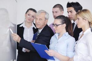 hombre de negocios senior dando una presentación foto