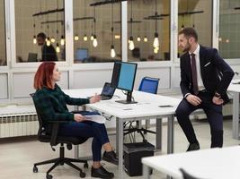 equipo de negocios trabajando juntos en un proyecto en una oficina moderna foto