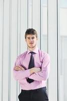 joven hombre de negocios solo en la sala de conferencias foto