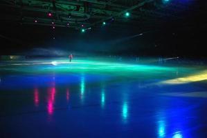 mientras un espectáculo de patinaje sobre hielo foto