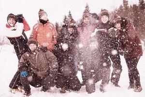 grupo de jóvenes tirando nieve al aire foto