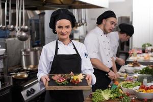 chef femenina sosteniendo un plato de bistec de ternera foto