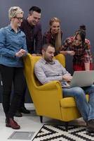 equipo de negocios de inicio en la reunión en la oficina moderna foto