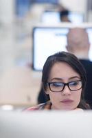 negocio de inicio, mujer que trabaja en una computadora de escritorio foto