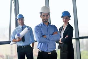 empresarios e ingenieros en reunión foto