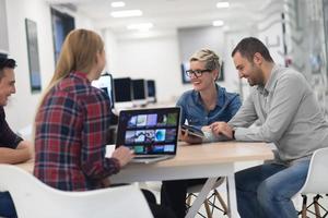 equipo de negocios de inicio en la reunión en la oficina moderna foto