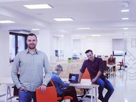 negocio de inicio, retrato de hombre de negocios en la oficina moderna, lluvia de ideas en equipo en segundo plano foto