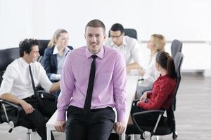 joven hombre de negocios en reunión foto