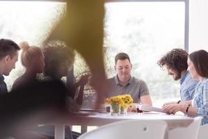 equipo multiétnico de empresas emergentes en reunión foto