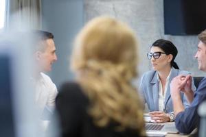 equipo de negocios de inicio en una reunión en un edificio de oficinas moderno foto